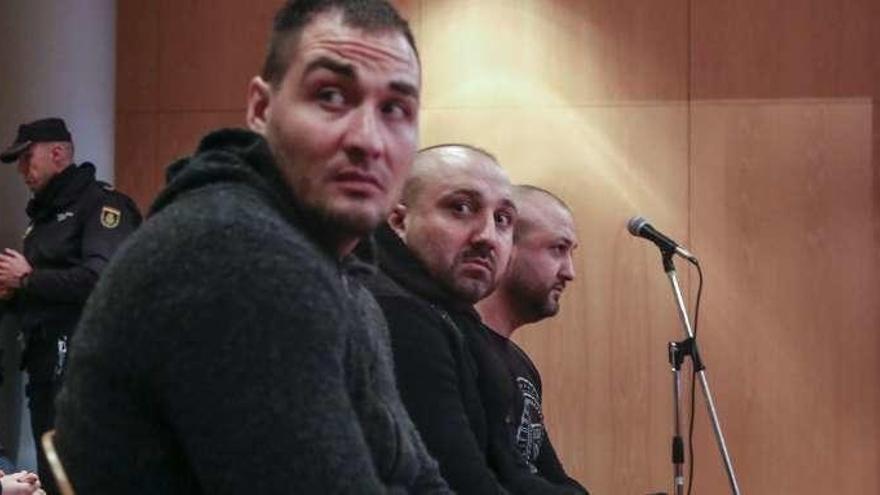 De izquierda a derecha, Ionut Banciu, Sebastian Sandulache y su hermano Cristian Alin, durante el juicio.