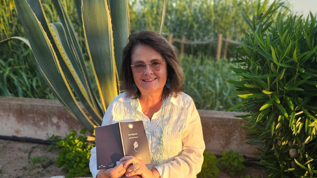 Iolanda Bonet , el pasado martes, sostiene en sus manos su poemario ‘Amalgama’.