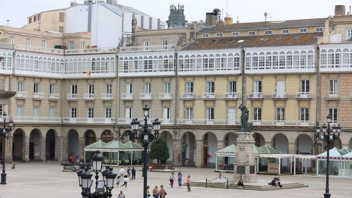 Edificios en la plaza de María Pita, situada en una de las zonas con más pisos turísticos de la ciudad.