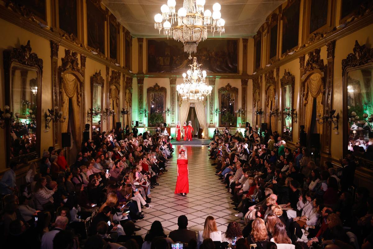 Desfile solidario de Alcer Córdoba en el Círculo de la Amistad