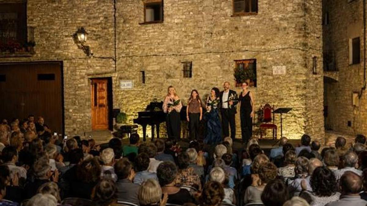 Membres del Centre Excursionista de Navarcles coronen el cim del Perdiguero
