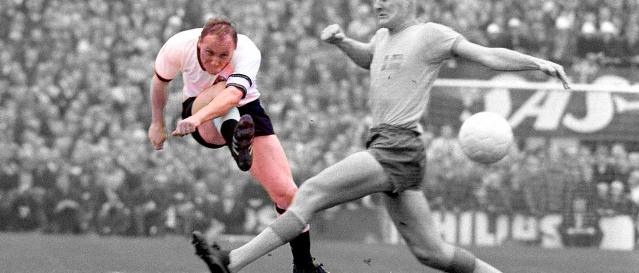 Uwe Seeler ejecuta un disparo en un partido entre Alemania y Suecia