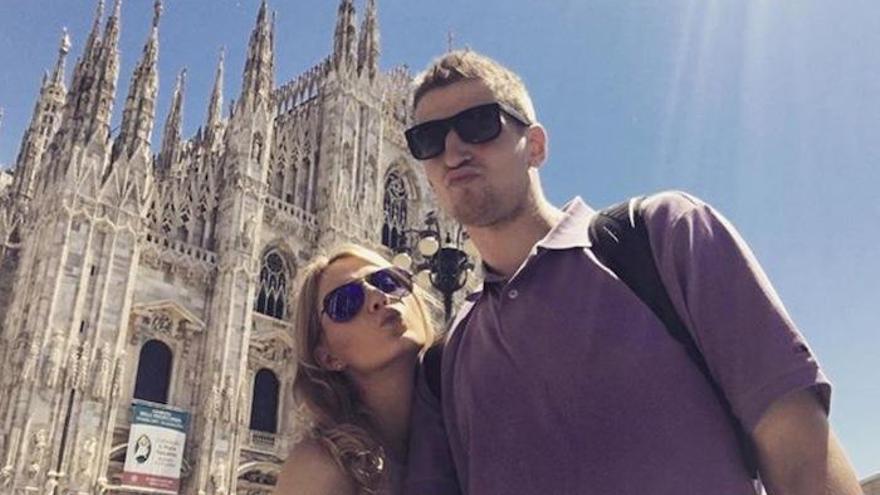 Adam Waczynski, junto a su pareja, la semana pasada en la plaza del Duomo de Milán.