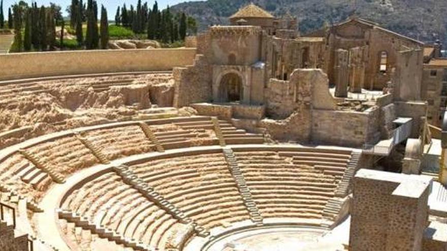 El edificio se encuentra en el entorno del Teatro Romano.