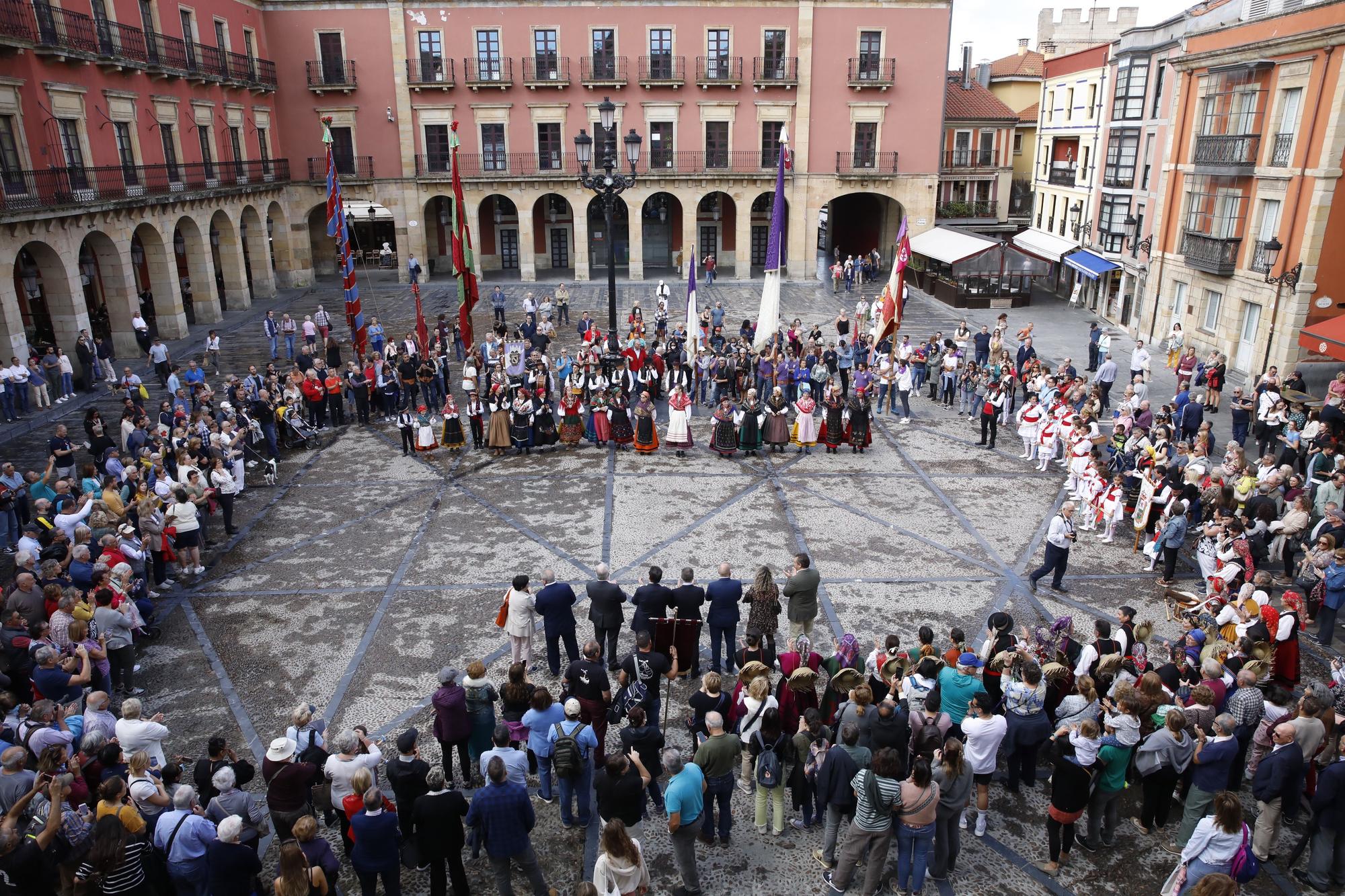 En imágenes: Gijón celebra el Día de León con bailes y el desfile de pendones