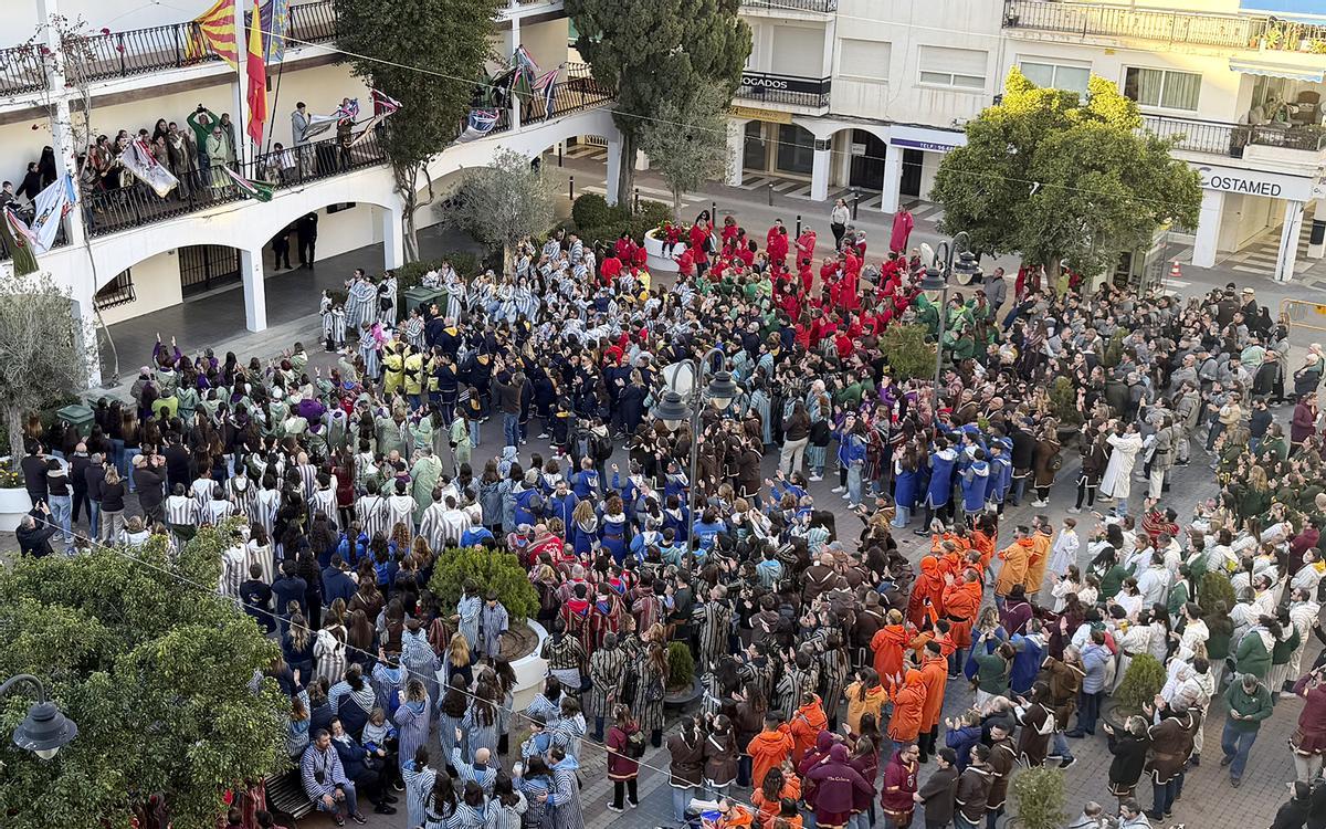 Los cargos festeros despiden el Mig Any desde el balcon del Ayuntamiento de Altea