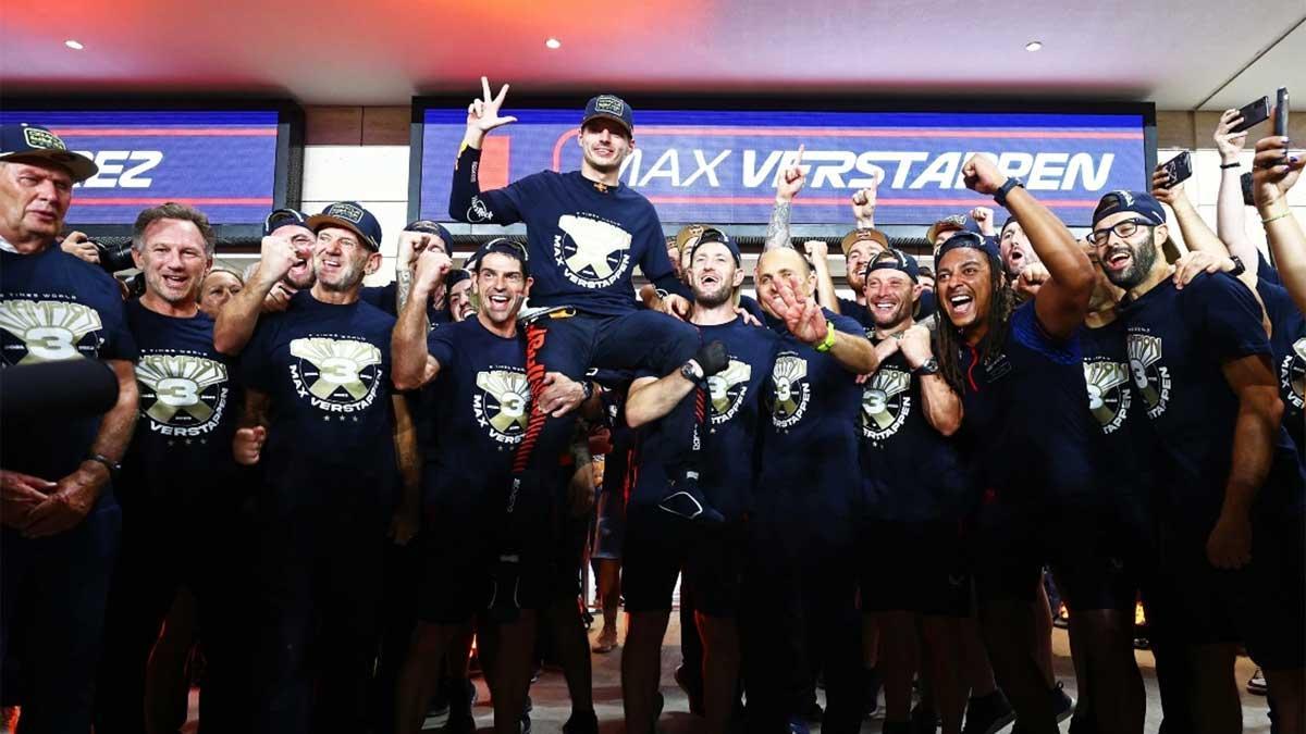 Max Verstappen y los miembros de Red Bull , tras ganar el campeonato en Qatar