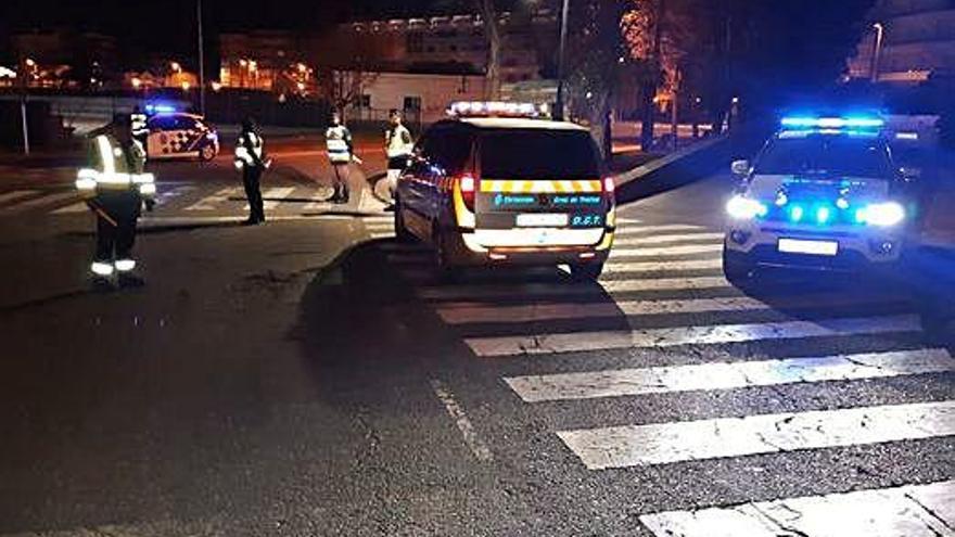 Agentes durante un control ayer en el centro de Sada.