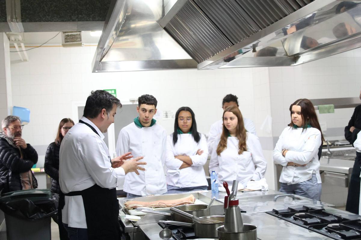 GALERÍA | Los secretos del torrezno de Soria, en la Escuela de Hostelería de Zamora
