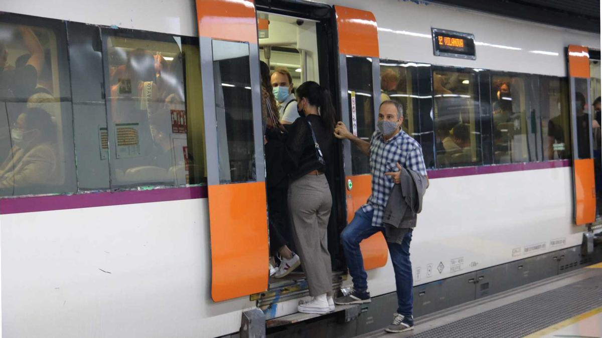 Usuaris de Renfe pujant en un tren a Girona