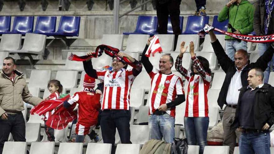 Los aficionados muestran una gran pancarta en repulsa a la violencia en el fútbol.