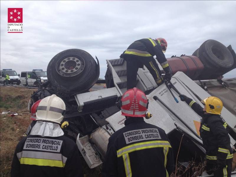 Galería de fotos -- Accidente de tráfico en la AP7 en termino municipal de Cabanes