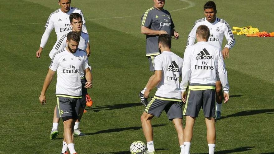 Rafa Benítez observa a sus jugadores durante el entrenamiento de ayer.