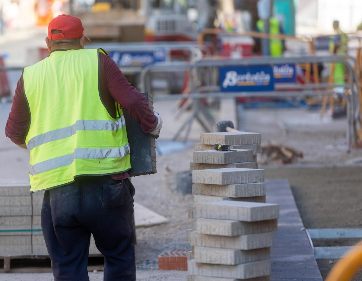Un albañil en una obra pública en Alicante.