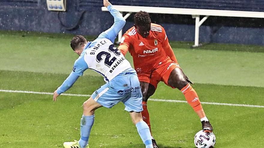 Obeng y Benítez pugnan por el balón en el partido del pasado miércoles en La Rosaleda. | LOF