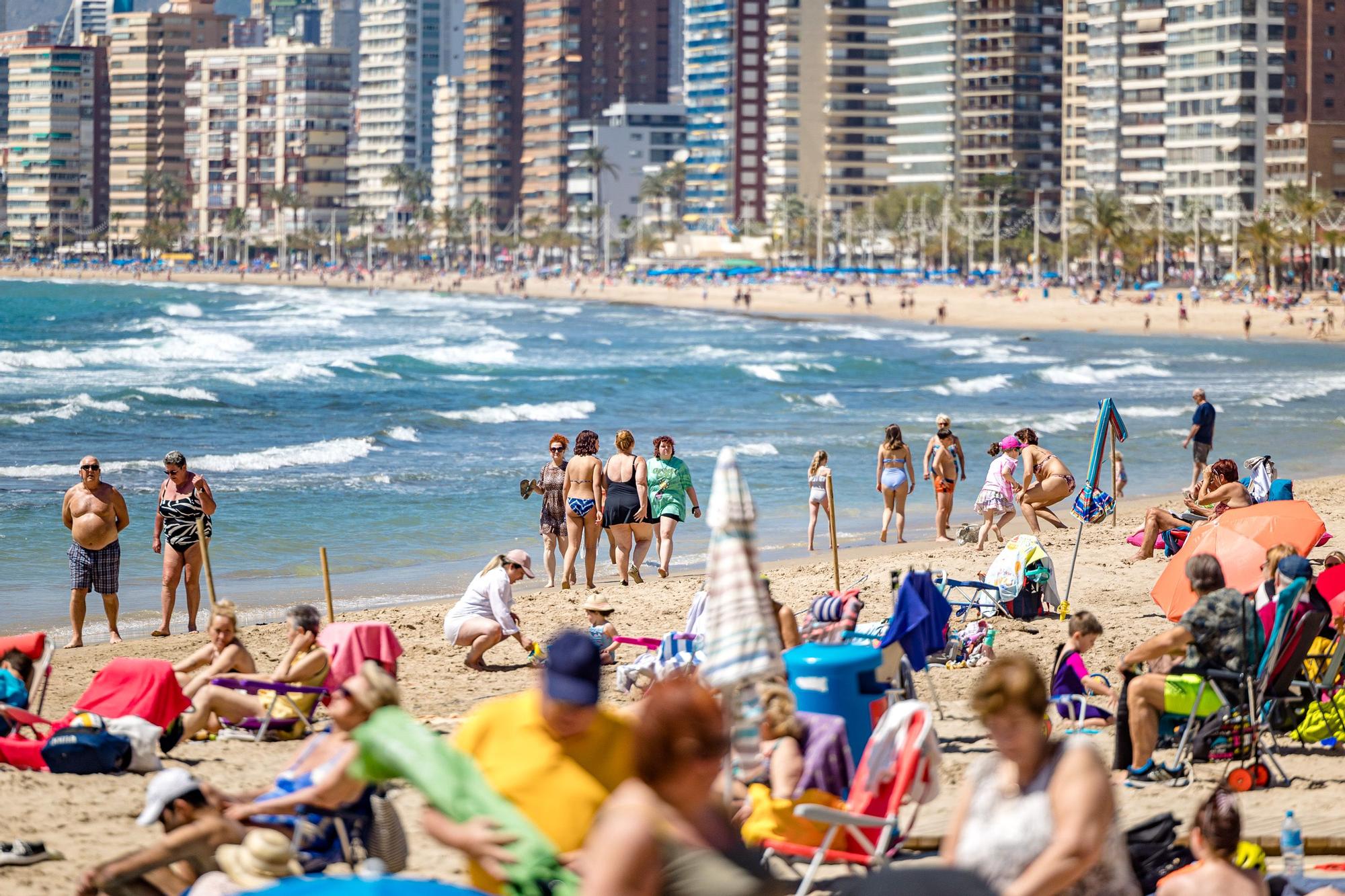 El primer gran test turístico del año tras dos años casi en blanco por las restricciones del covid han despertado la esperanza en el sector, que espera un volumen de negocio similar al de la Pascual de 2019 y que tiene ya operativa el 90% de la planta de hoteles y apartamentos.