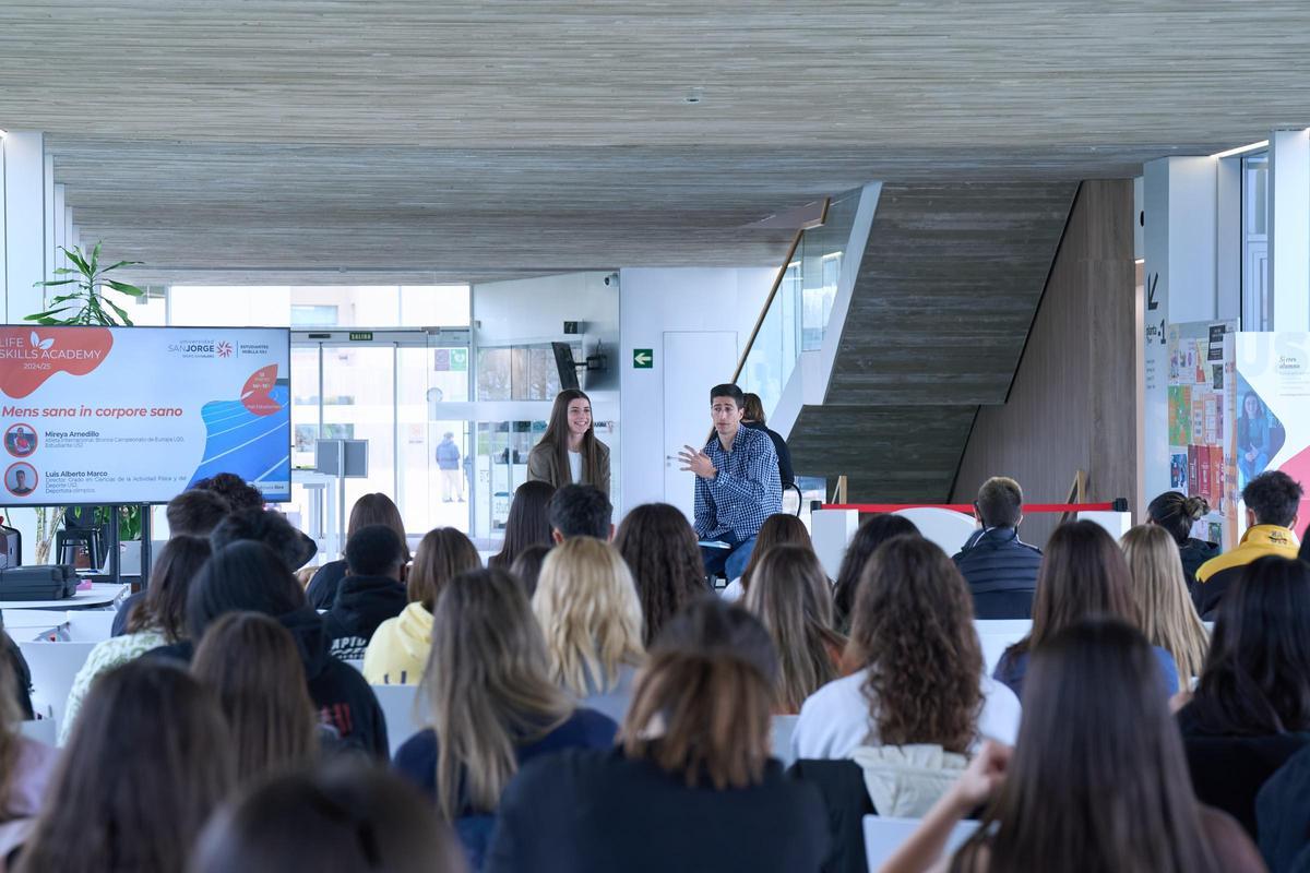 Con la Life Skills Academy, los estudiantes de la USJ participan en sesiones mensuales con expertos en siversos campos.
