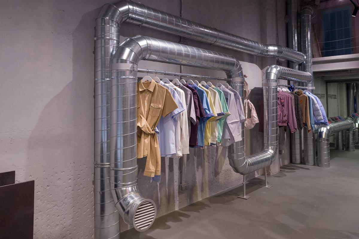 Tuberías industriales de donde cuelga la nueva colección.