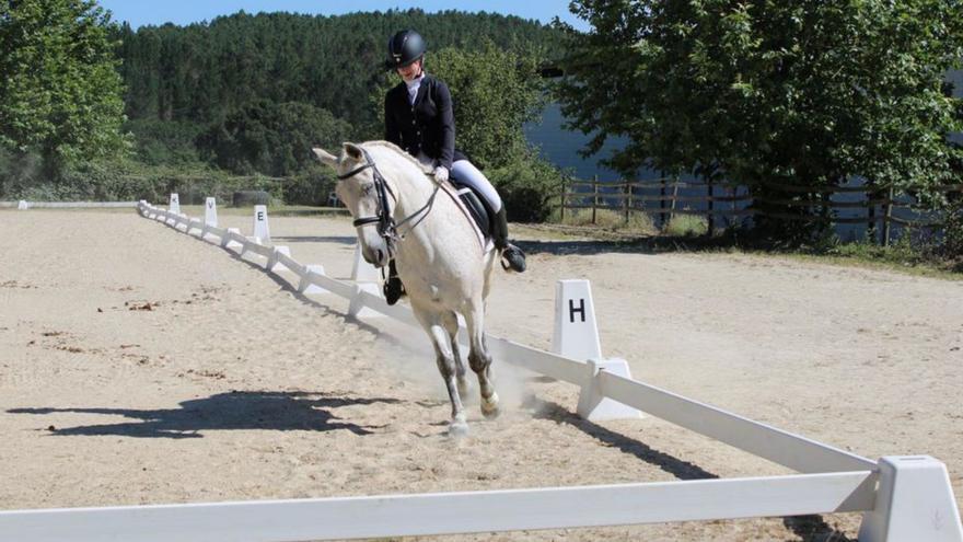 Lydia Santomé se impone en su categoría de doma en Vilamarín