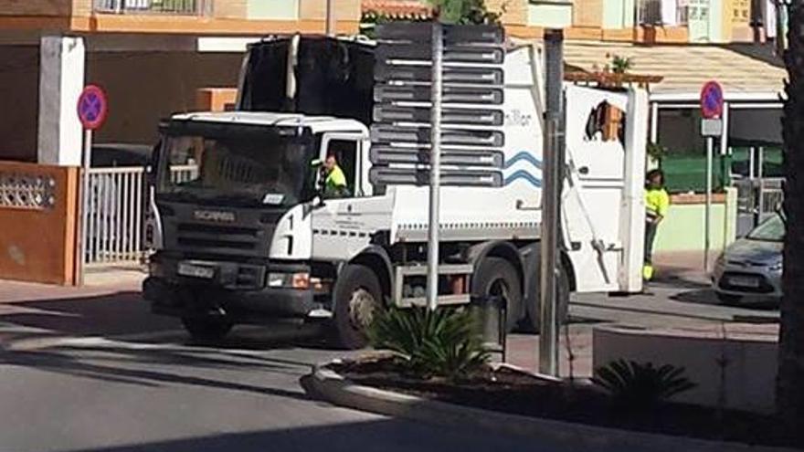 El uso de los contenedores en horas prohibidas obliga a Tavernes a recoger la basura de tarde