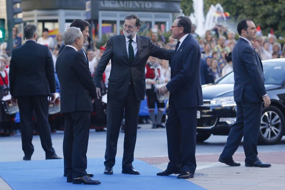 Desfile de los Reyes, personalidades y premiados en la alfombra azul