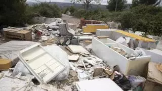 Agullent "se harta" del vertido de residuos en el Polígono industrial