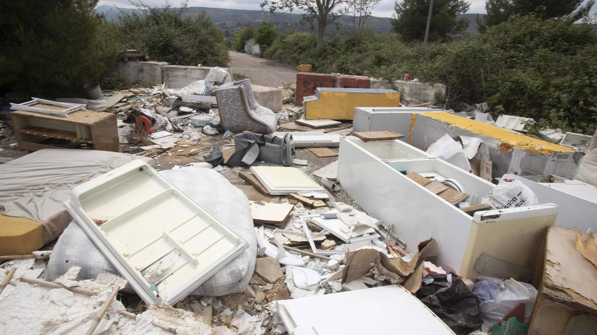 Neveras, sillones y muebles abandonados, en el Polígono de Agullent.