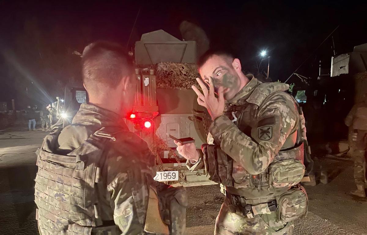 Dos paracaidistas se pintan la cara antes de salir al monte en el ejercicio Falcata, el pasado 16 de octubre