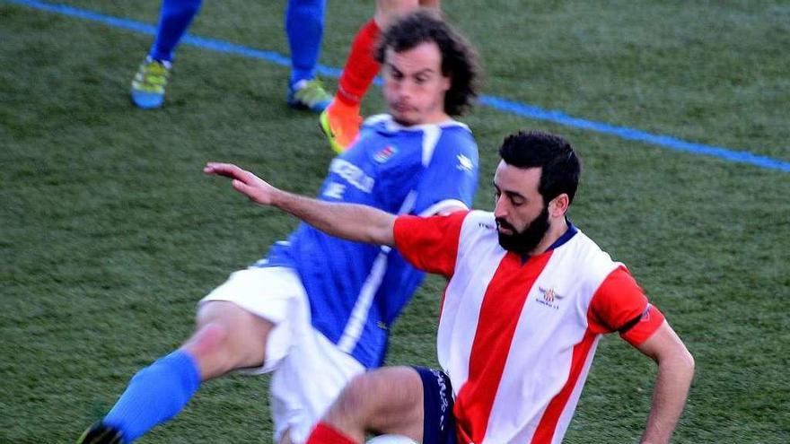 Un jugador del Alondras y otro del As Pontes luchan por el balón. // Gonzalo Núñez