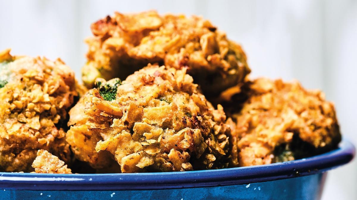 Brócoli frito rebozado con Doritos de Jordi Roca y sus sobrinos Marc y Martí para el libro 'La nevera medio llena' (Planeta Gastro).