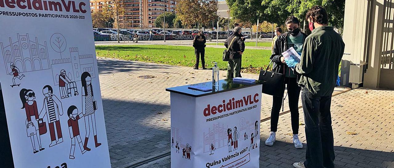 Campaña informativa sobre los DecidimVLC 2020-21, a pie de calle. | LEVANTE-EMV