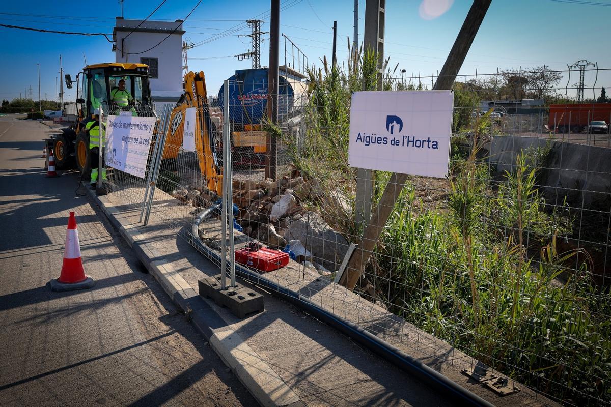Las obras para cambiar la conducción dañada por la dana.