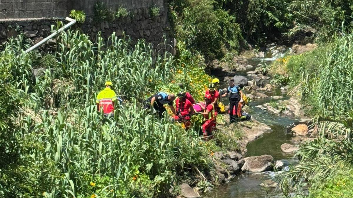 Rescatan en estado crítico a una mujer en Tenerife tras caer por un barranco