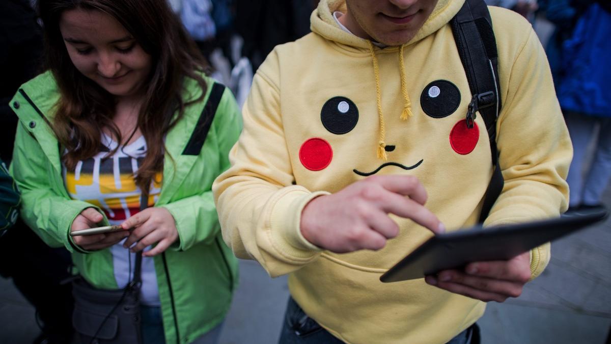 Dos jóvenes buscan 'pokemons' en Viena.