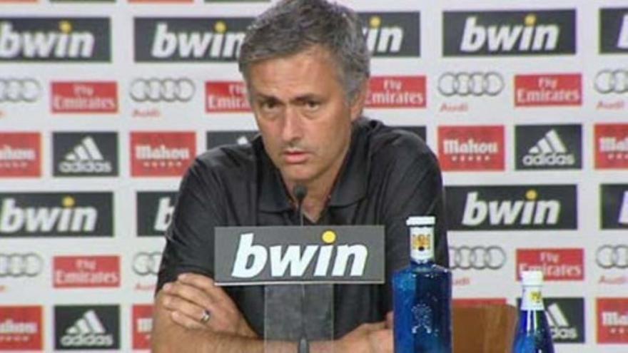 Mourinho: &quot;Casillas puede hablar por teléfono con quien quiera&quot;