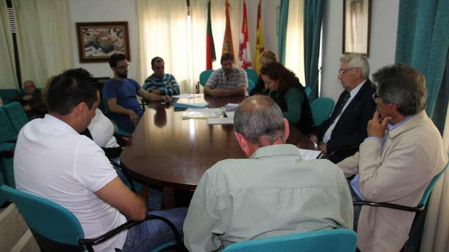 Jesús María Lorenzo Más, a la derecha con traje y corbata, preside un pleno en Alcañices.