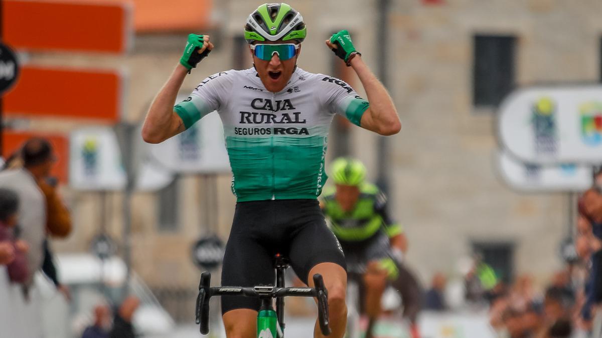 Un ciclista de l’equip Caja Rural-Seguros RGA celebra una victòria.