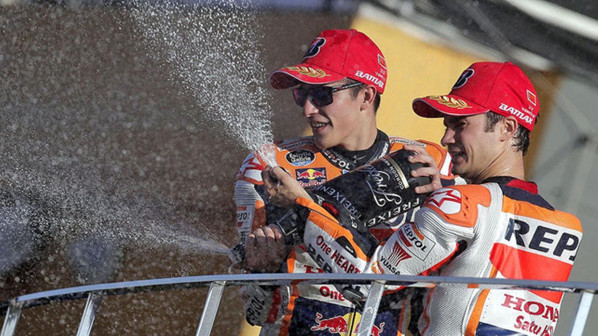 Marc Márquez y Dani Pedrosa celebran con cava su segundo y tercer puesto en el GP de Valencia, en Cheste