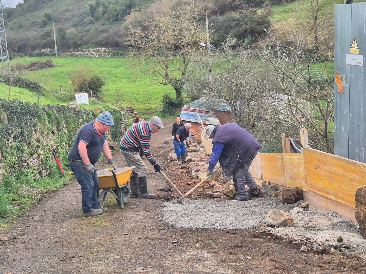 Los vecinos trabajando el pasado sábado.