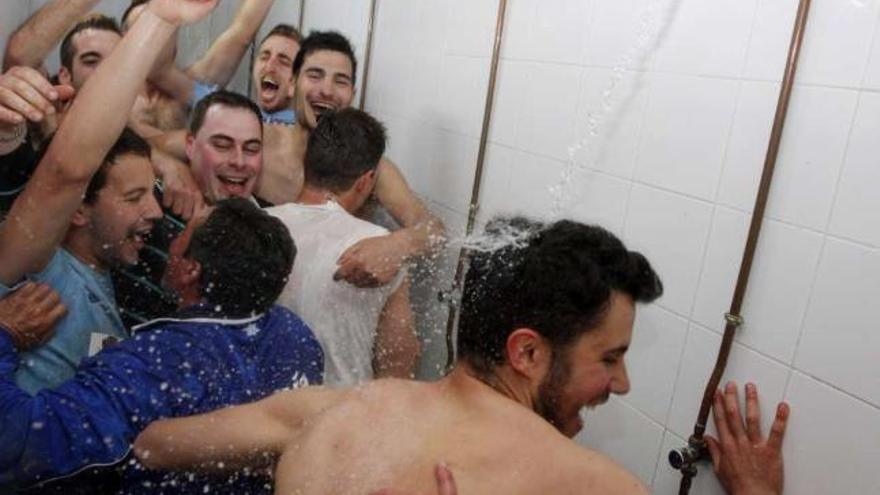 José García, presidente del Estudiantil, rodeado de jugadores, celebra el ascenso. // Bernabé/Cristina M. V.