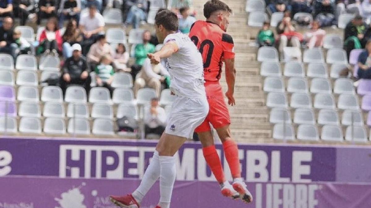 Una acción del Real Jaén - Atlético Malagueño, disputado en La Victoria.
