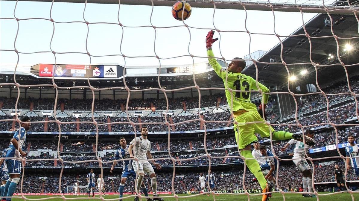 Nacho marca uno de los siete goles del Madrid durante el partido contra el Deportivo en el Bernabéu, de la jornada 20ª