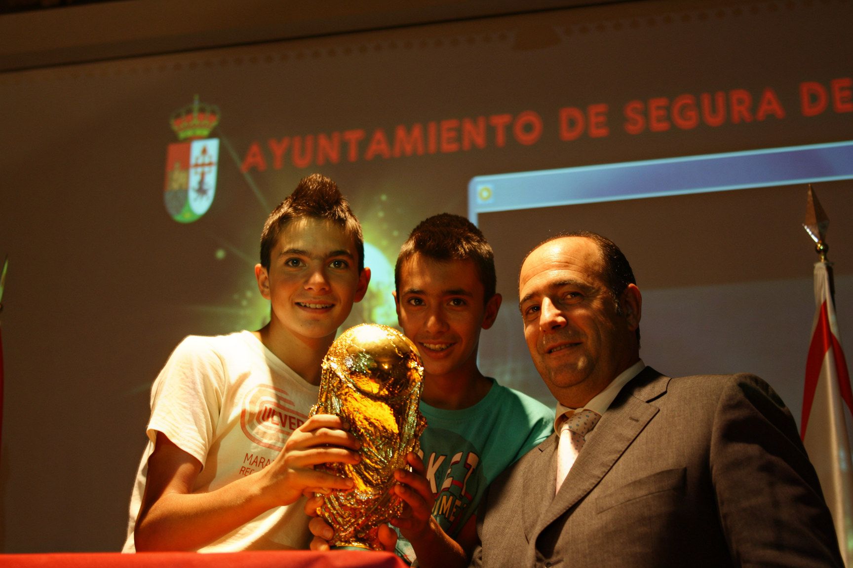 Lorenzo Molina, alcalde de Segura de León en 2011 con la Copa del Mundo