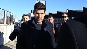 El acusado Albert Luque (c), exdirector de la Selección masculina, llega este jueves a la Audiencia Nacional para asistir a una nueva sesión del juicio contra el expresidente de la RFEF Luis Rubiales