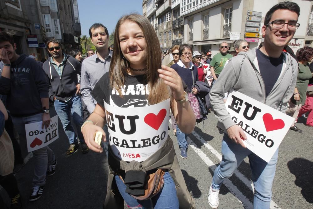 Miles de personas reivindican en Santiago su derecho a vivir en gallego