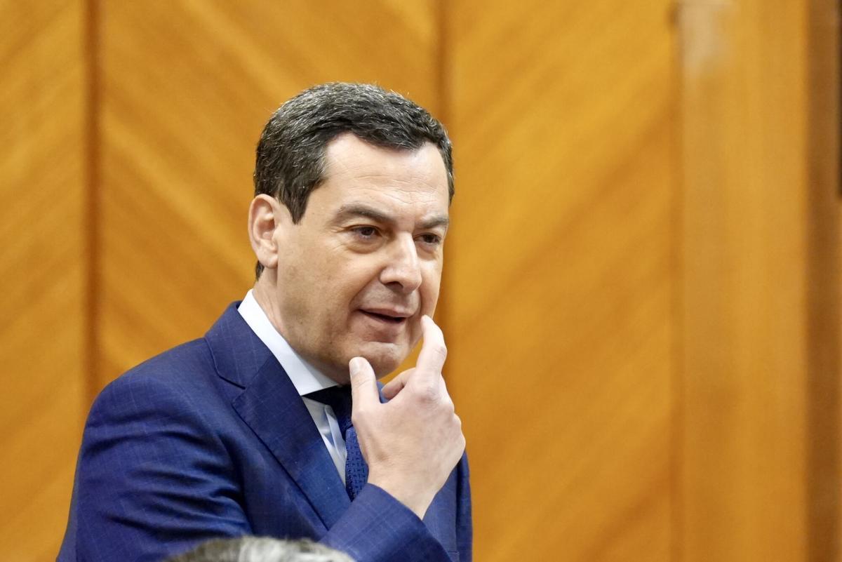 El presidente de la Junta de Andalucía, Juanma Moreno, en el Parlamento.