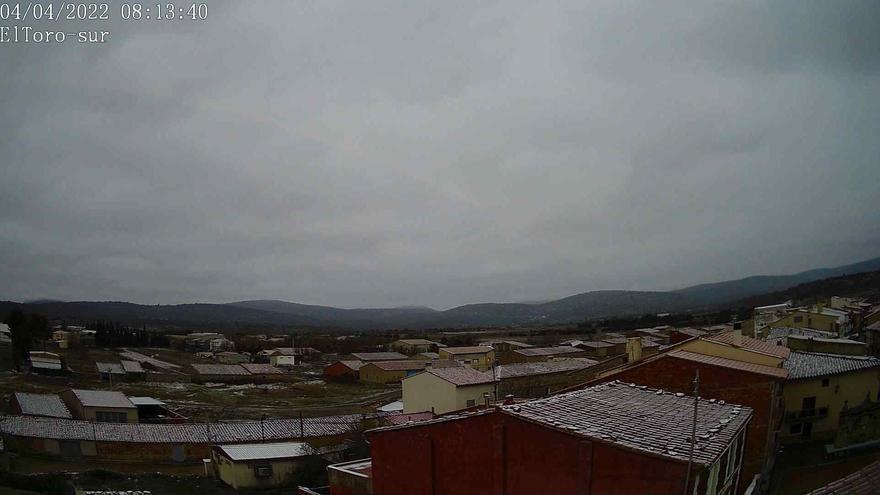 Imagen de primera hora de este lunes en El Toro, con los tejados nevados