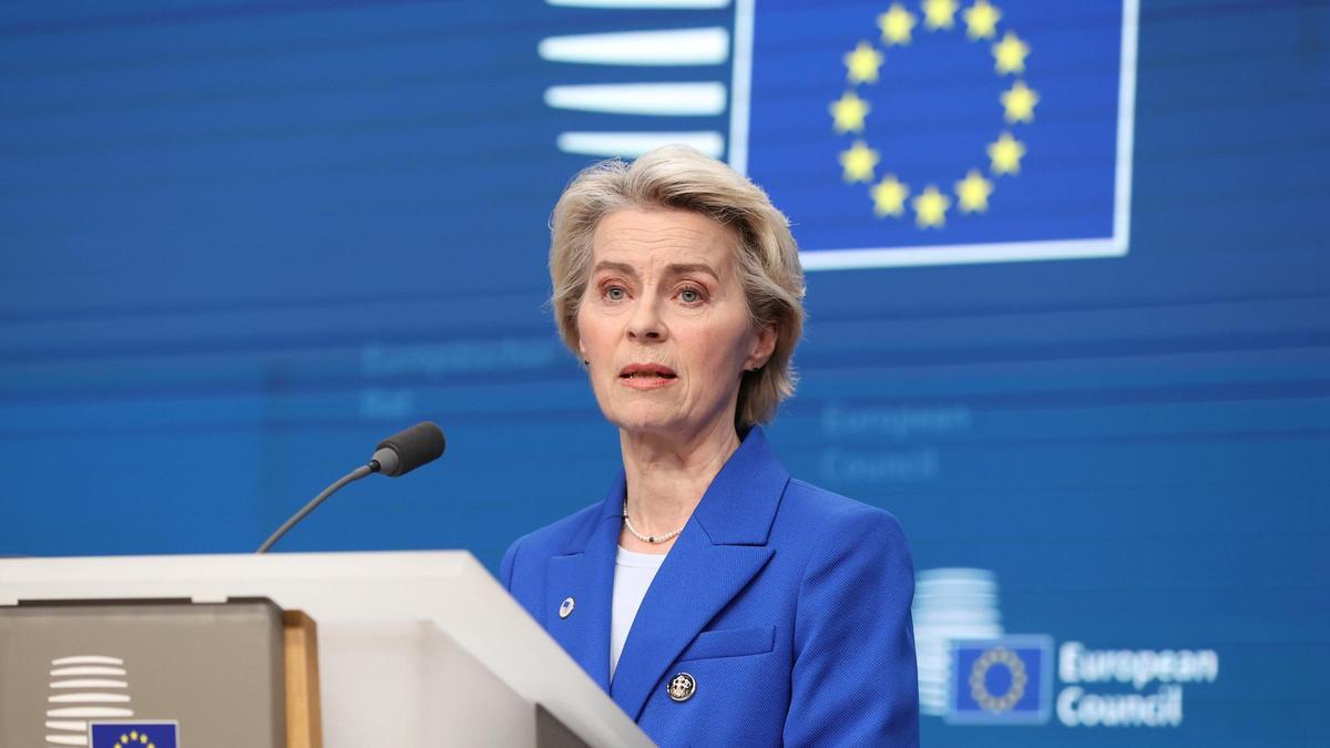 Archivo - La presidenta de la Comisión Europea, Ursula von der Leyen, durante una comparecencia ante la prensa en la capital de Bélgica, Bruselas (archivo)