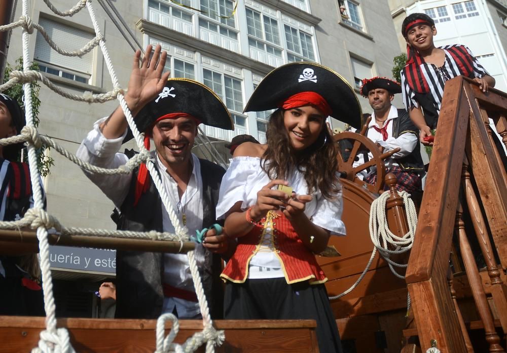 Carrozas y serpentinas llenan de color las calles de Pontevedra - La Bella y la Bestia y los Minnions, protagonistas de una Batalla de Flores que contó con la presencia de numeroso público