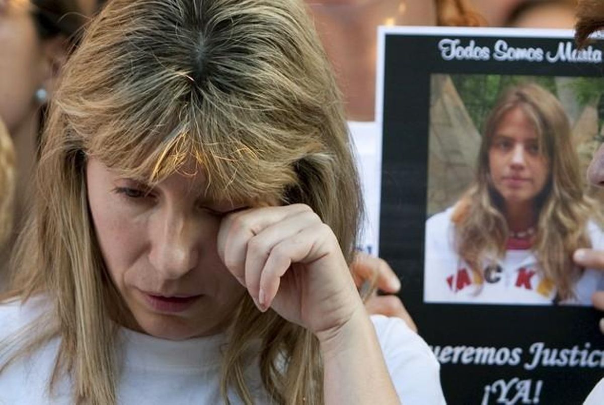 La mare de Marta del Castillo, Eva Casanueva, durant una manifestació de suport el 2009. La mare de Marta del Castillo, Eva Casanueva, durant una manifestació de suport el 2009.